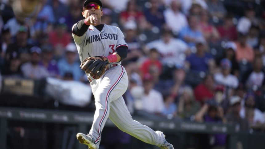 Padres sign veteran infielder Donovan Solano to minor league deal