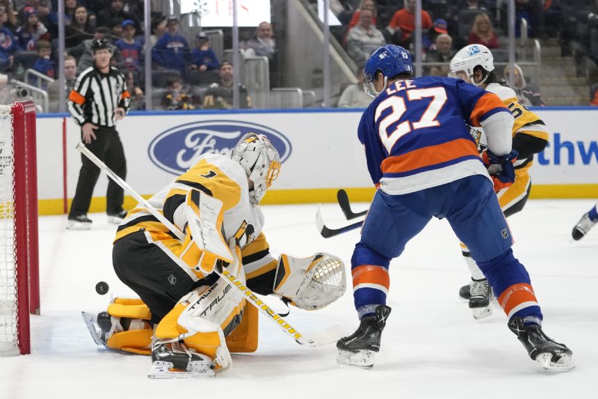 Parise's late goal helps Islanders beat Rangers, snap skid