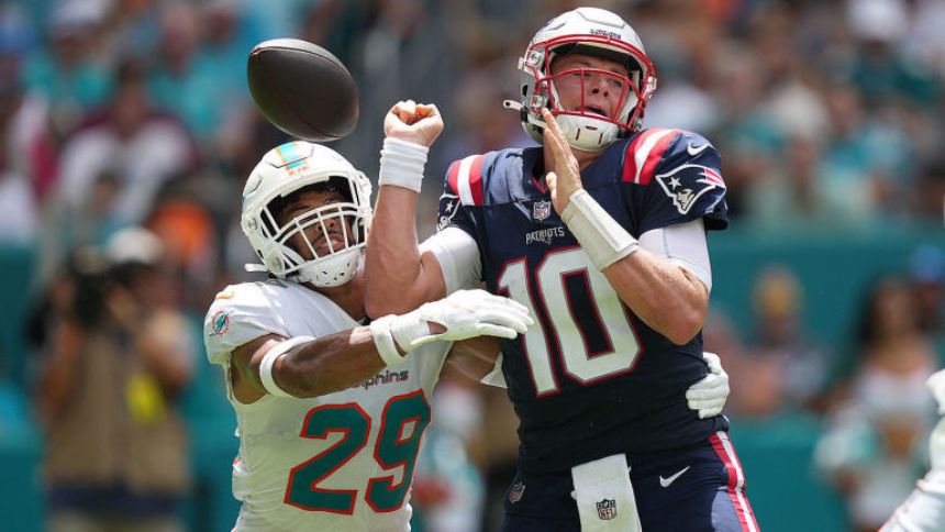 Patriots' Mac Jones suffers back injury during ugly Week 1 loss to Dolphins