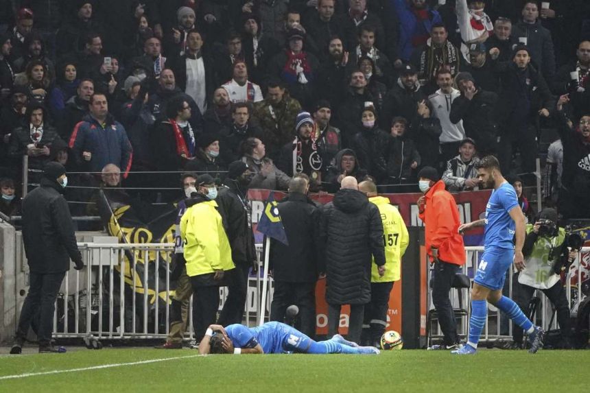 Payet hit by water bottle, Lyon-Marseille game suspended