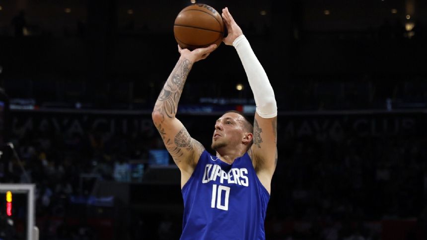 Pelicans add veteran center Daniel Theis, AP source says