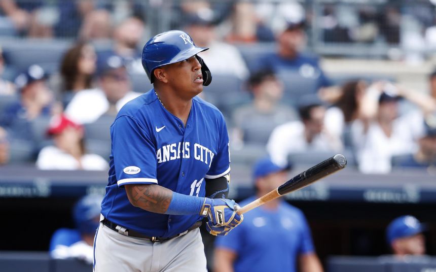 Perez's HR off Holmes in 9th leads Royals over Yanks 8-6