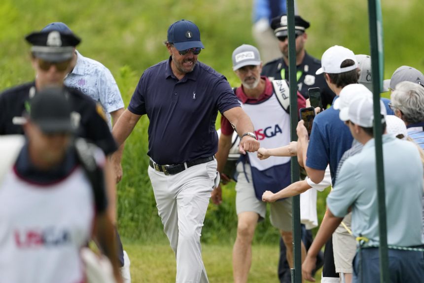 Phil Mickelson apologizes to US Open fan (no, not for that)