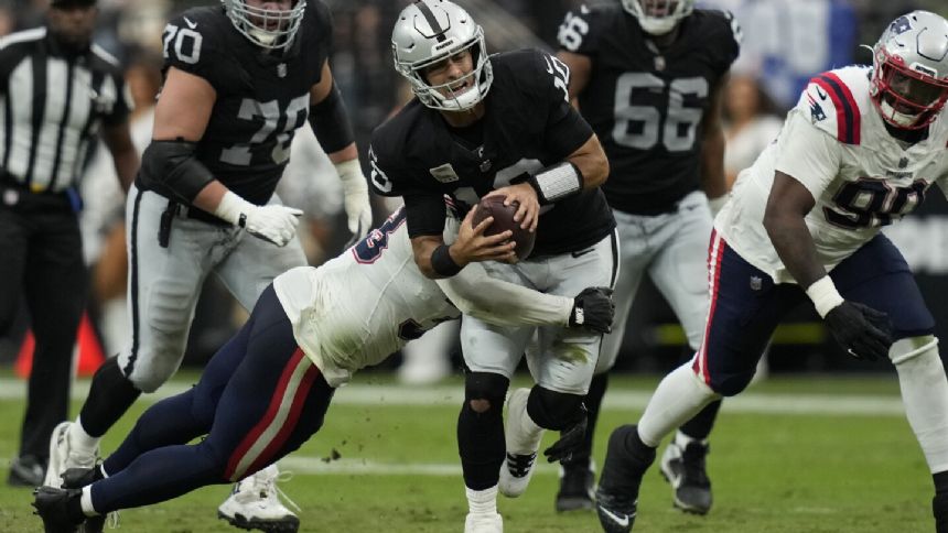 Raiders QB Jimmy Garoppolo leaves game with back injury against Patriots