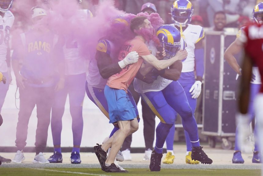 Rams LB Bobby Wagner flattens fan who gets on field