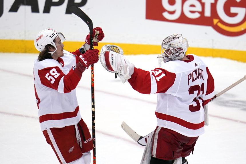Raymond helps Red Wings beat Penguins 3-2 in SO
