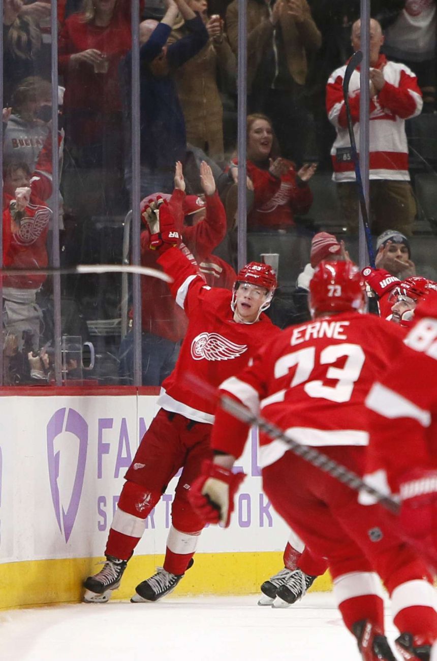 Raymond scores early in OT, Red Wings beat Sabres 3-2