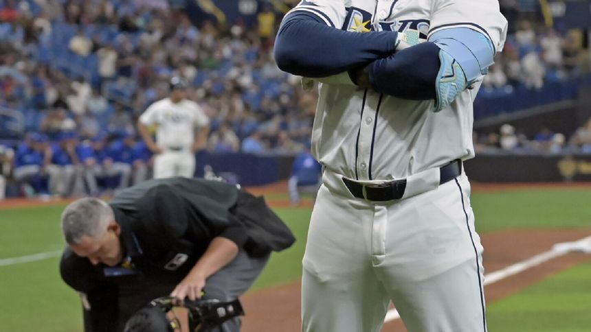 Rays' Arozarena celebrates home run, signs autographs for fans in dugout
