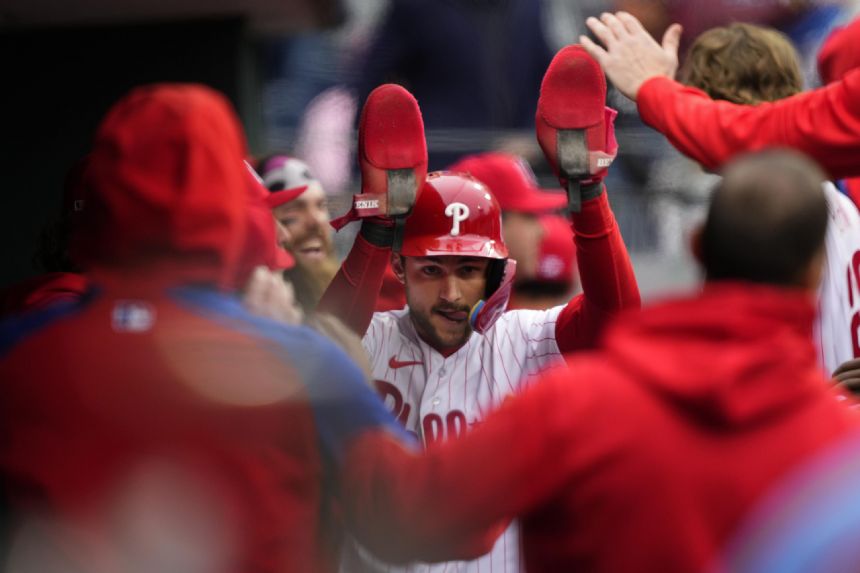 Realmuto's 2-run homer powers Phillies past Reds 5-2