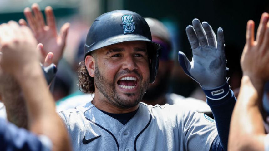 Red-hot Mariners extend winning streak to nine games, move back into tie for third wild-card spot