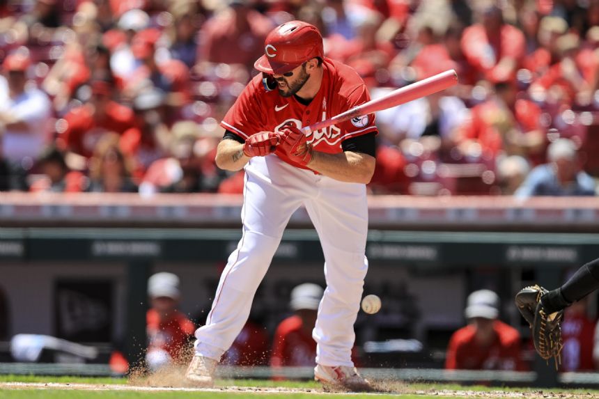 Reds' Moustakas becomes 14th Cincy player on injured list