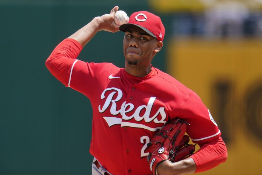 Reds rookie Hunter Green takes no-hitter into 8th vs Pirates