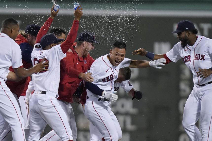 Refsnyder completes Red Sox rally for 9-8 win over Rangers