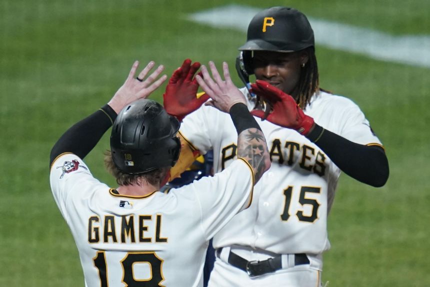 Reynolds' leadoff HR in 9th powers Pirates past Brewers 8-7