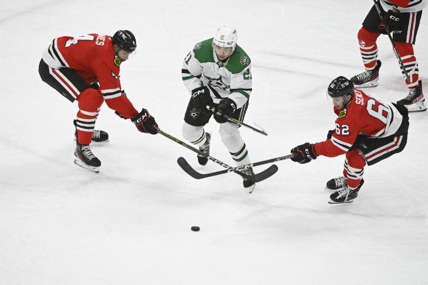 Roope Hintz scores 3 times as Stars beat Blackhawks 5-2