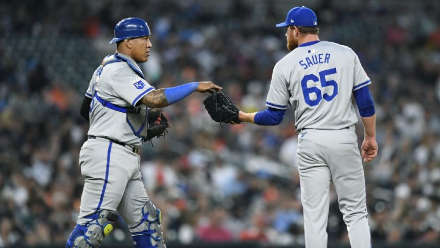 Royals C Salvador Perez scratched from game against Blue Jays because of tight back