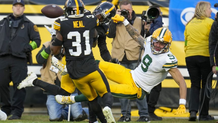 Running backs shine early, defense shines late as Steelers slip past Green Bay with 23-19 victory