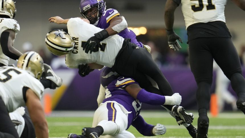 Saints QB Derek Carr leaves game vs. Vikings with shoulder injury and concussion