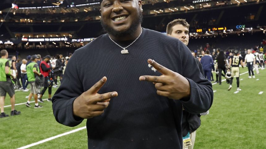 Saints sign starting guard Cesar Ruiz to a 4-year contract extension