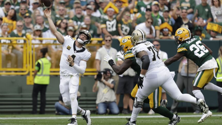 Saints' Carr leaves game with shoulder injury after getting sacked in 3rd quarter against Packers