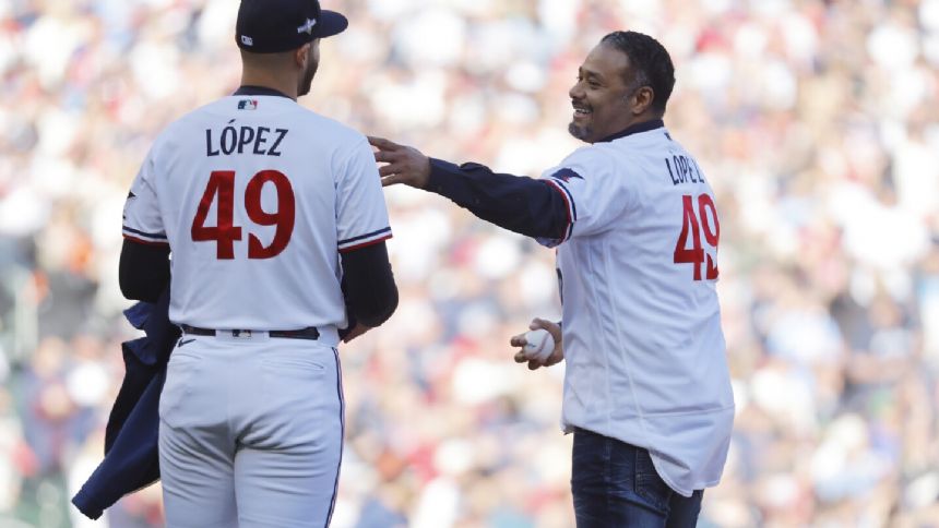 Santana dons Lopez jersey as former and current Twins pitchers share pregame moment at mound