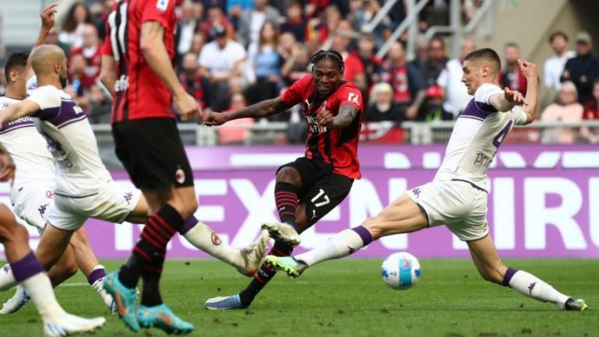 Serie A: AC Milan earn dramatic victory over Fiorentina to put pressure on Inter in Scudetto race