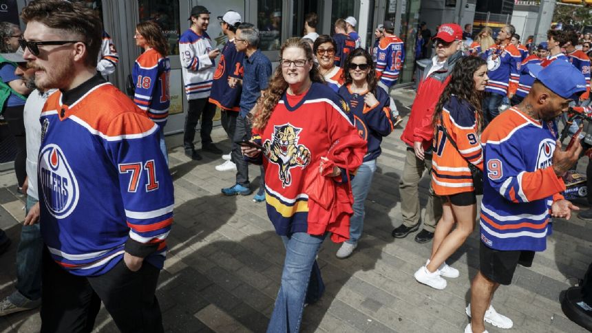 Shania Twain performs, fires up the Edmonton crowd before Game 4 of the Stanley Cup Final