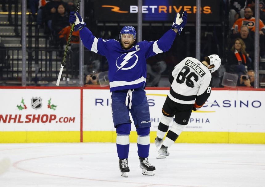 Stamkos has assist for 1,000th point, Lightning beat Flyers