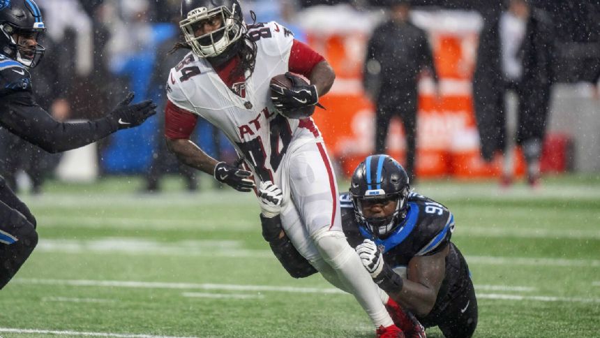 Steelers bolster return game by signing Cordarrelle Patterson to a 2-year deal, AP source says