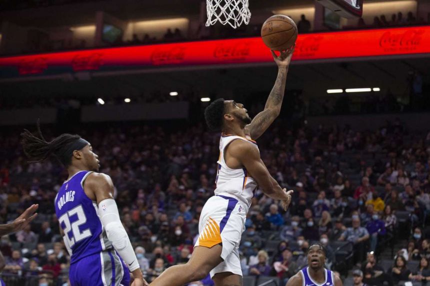 Suns hold off Kings 109-104 with help from overturned call