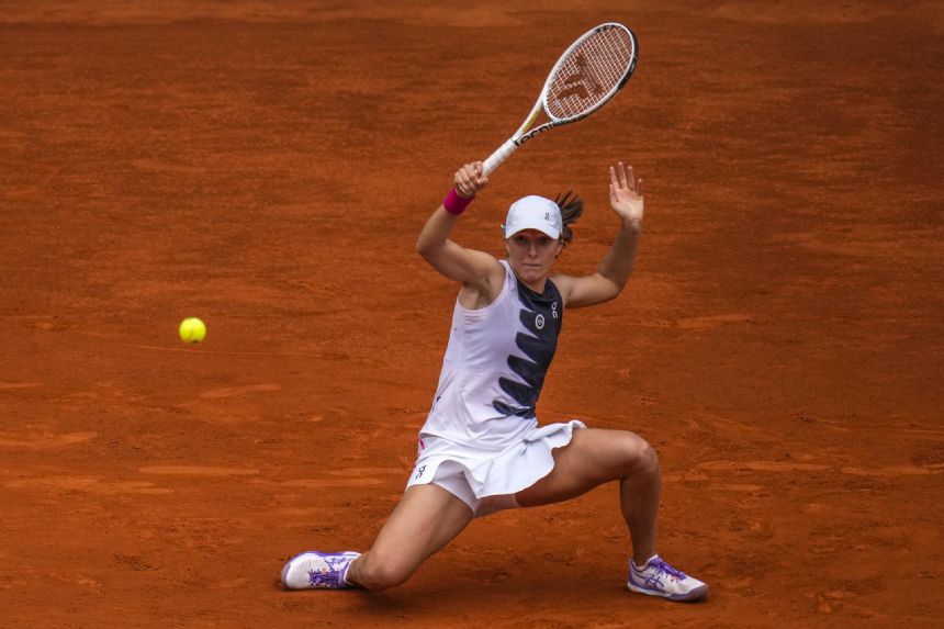 Swiatek and Zverev comfortably advance at Madrid Open