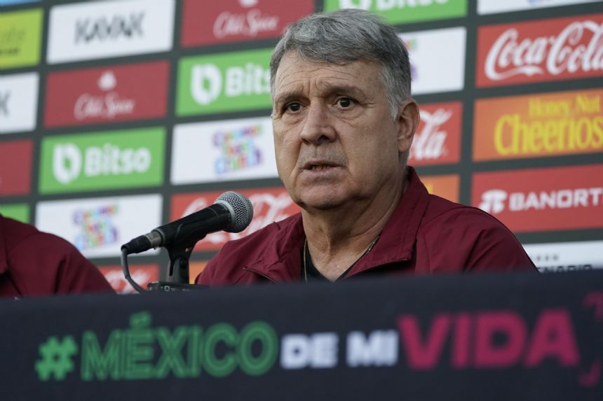 Tata: 3 Mexico forwards will go to Qatar, but not Chicharito