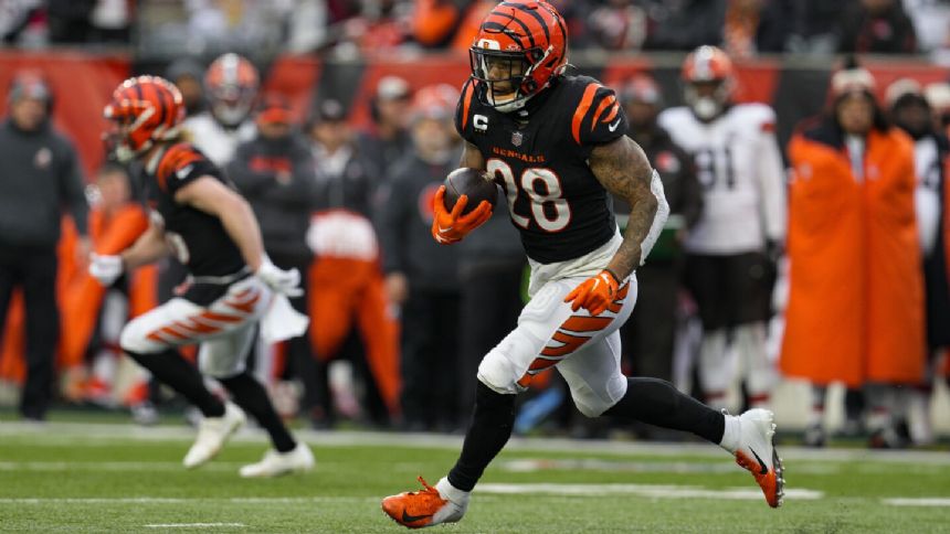 Texans are acquiring running back Joe Mixon from the Bengals, AP source says