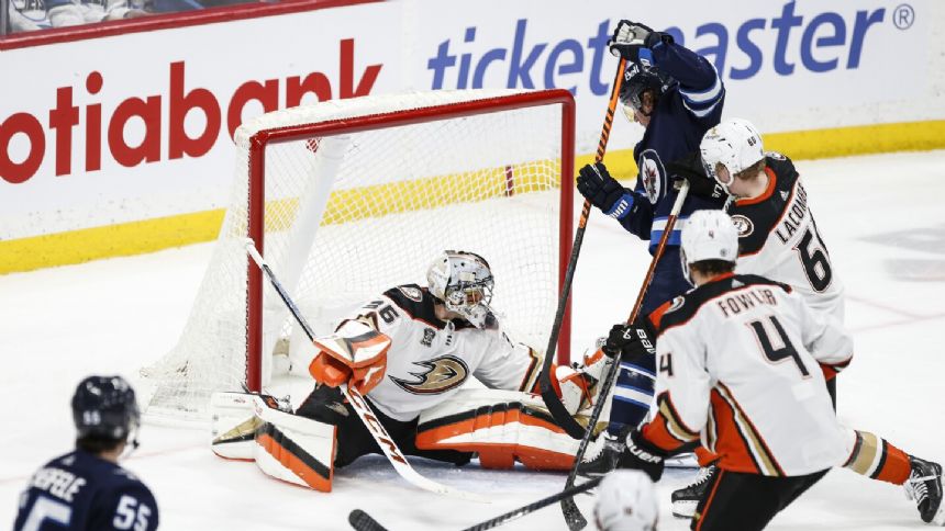 Toffoli scores 2 goals, Brossoit gets 2nd shutout of season as Jets beat Ducks 6-0