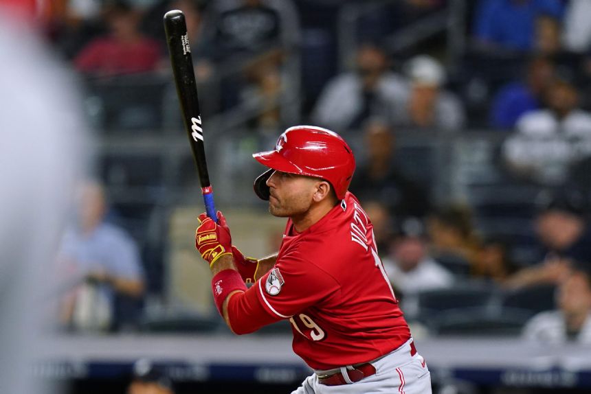 Votto delivers, Reds surprise Yanks 7-6 in 10 to win series