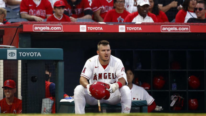 WATCH: Mike Trout points out how Angels teammate is tipping pitches during game vs. White Sox