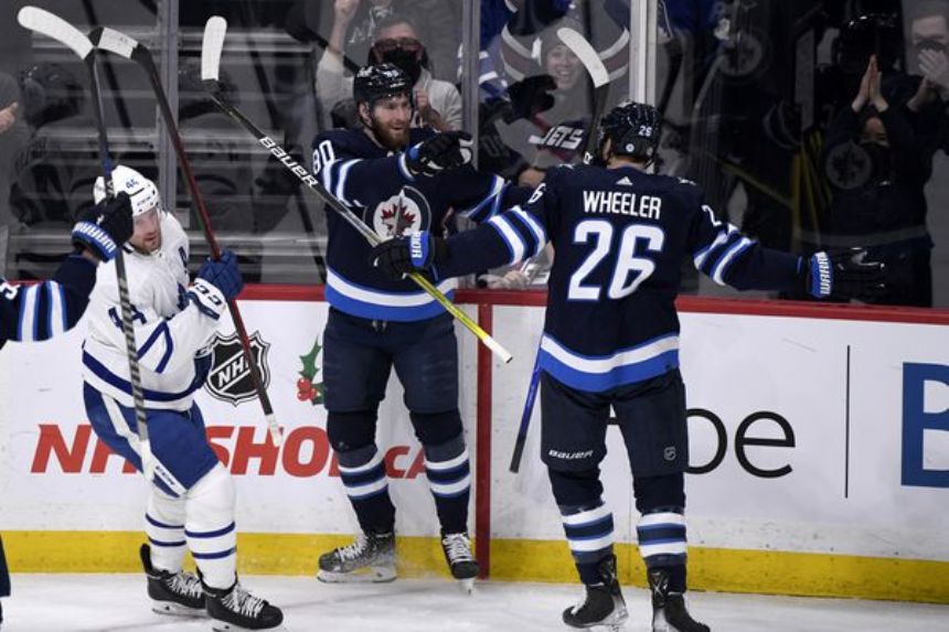 Wheeler plays 1,000th NHL game, Jets top Maple Leafs 6-3