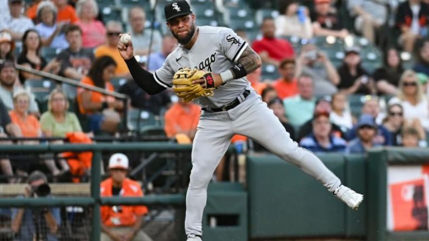 White Sox place Yoan Moncada on injured list as third baseman's disappointing season continues