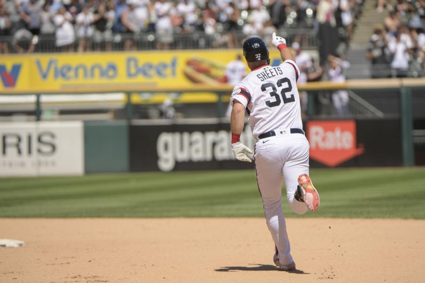 White Sox score 2 unearned runs in 8th to beat Tigers 4-2