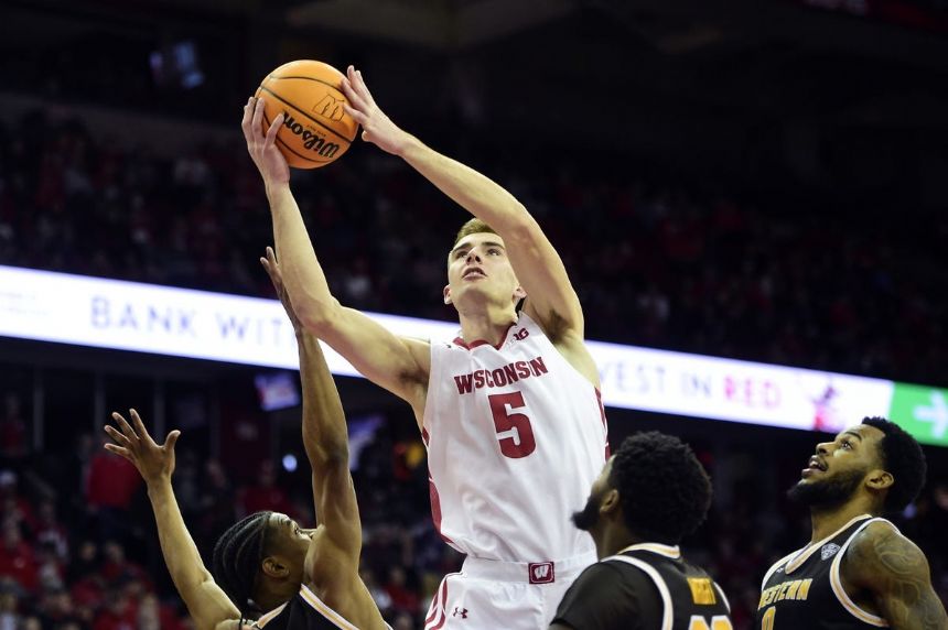 Liberty vs. Wisconsin Betting Odds, Free Picks, and Predictions - 12:00 PM ET (Sun, Mar 19, 2023)