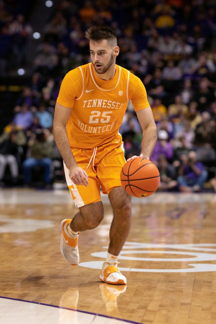 Tennessee vs Arkansas Betting Odds, Free Picks, and Predictions (2/14/2024)